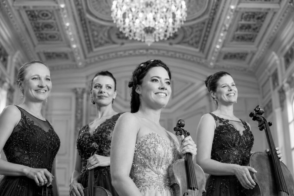 Das klassische Streichquartett von Maja Music mit zwei Violinen, Viola und Cello bei einem Fotoshooting im Freien.