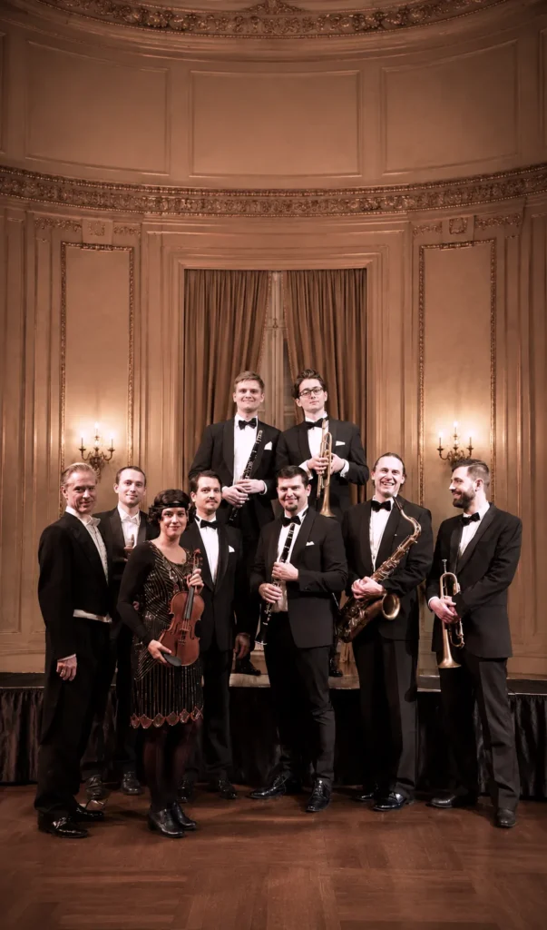 Das Salonorchester Alcazar von Maja Music in elegantem Frack und Abendkleidung mit Instrumenten für Musik der 1920er- und 1930er-Jahre.